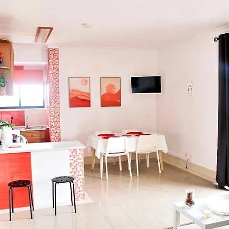 Fantastic With Pool In An Ideal Location - Albufeira